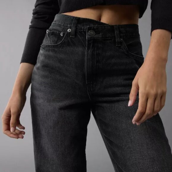 AE Strigid Super High-Waisted Crossover Baggy Straight Black Jean - Size 2 Long - Picture 3 of 4